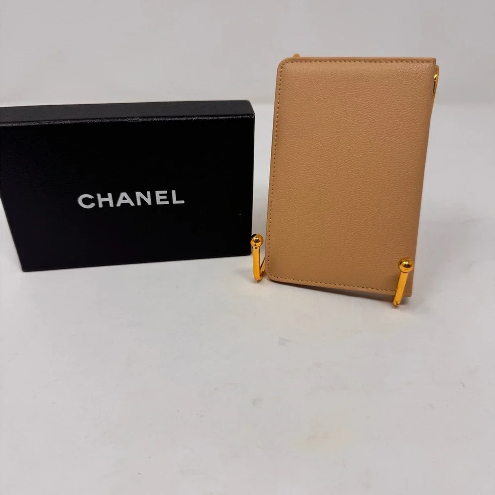 💯💎Authentic💎CHANEL Beige gold leather card holder w/ gold CC logo